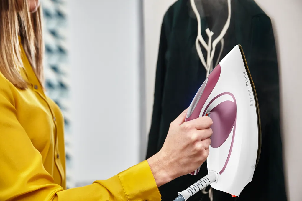 Tefal SV9201E0 Dampfbügelstation Express Protect, 2800W 7,5 Bar, Weiß/Burgunder 5 Tefal SV9201E0 Dampfbügelstation Express Protect, 2800W 7,5 Bar, Weiß/Burgunder – Bild 3