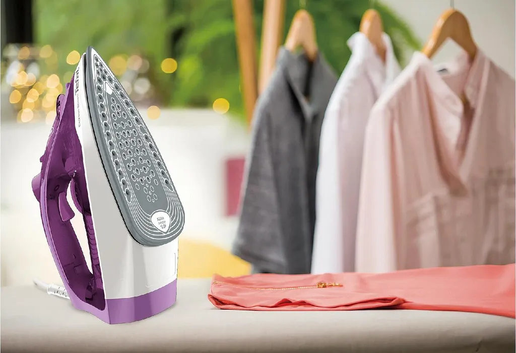 Tefal FV2836 Trocken- & Dampfbügeleisen Keramik-Bügelsohle 2400 W Violett, Weiß 5 Tefal FV2836 Trocken- & Dampfbügeleisen Keramik-Bügelsohle 2400 W Violett, Weiß – Bild 3